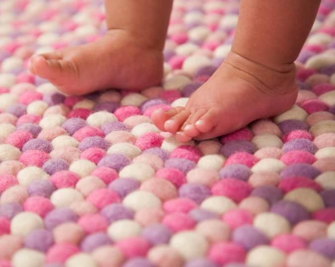 piedi-del-bambino-morbida-bio-tappeto-tappeto-amichevole